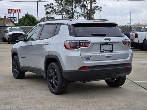 Silver Zynith 2026 Jeep Compass Latitude