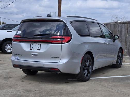 Silver Mist Clearcoat 2026 Chrysler Pacifica Limited
