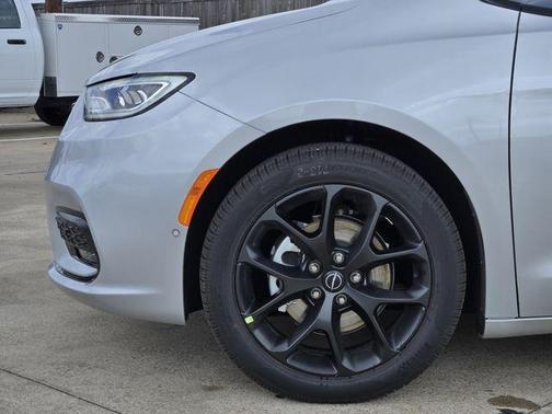 Silver Mist Clearcoat 2026 Chrysler Pacifica Limited