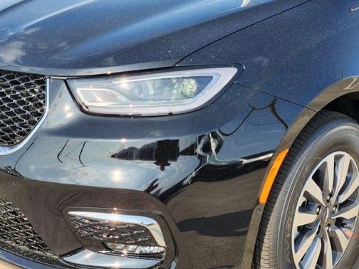2025 Chrysler Pacifica Hybrid Select