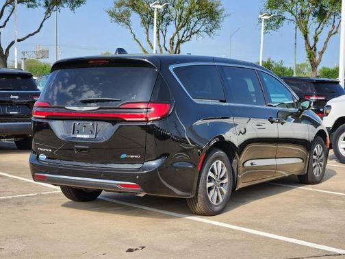 2025 Chrysler Pacifica Hybrid Select