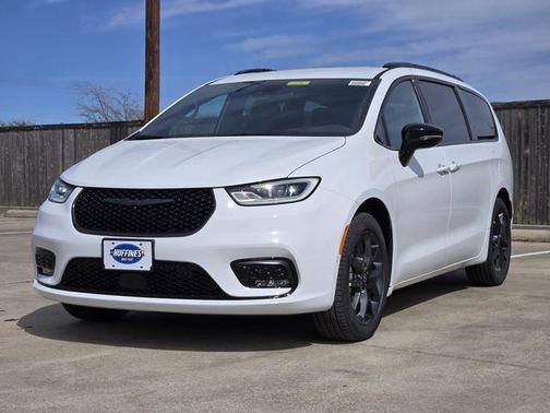 Bright White Clearcoat 2026 Chrysler Pacifica Select