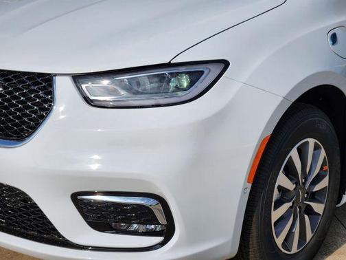 2025 Chrysler Pacifica Hybrid Select