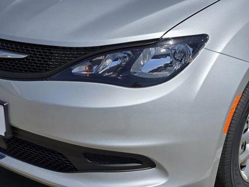 Silver Mist Clearcoat 2026 Chrysler Voyager LX