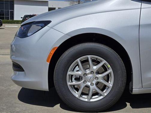 Silver Mist Clearcoat 2026 Chrysler Voyager LX