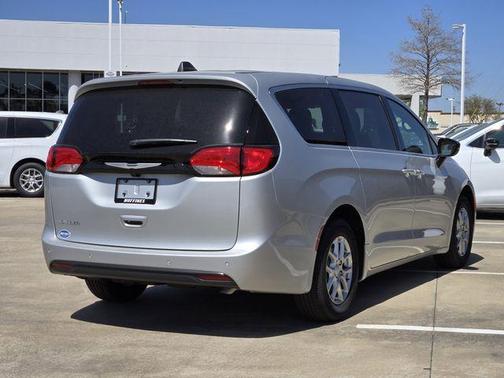 Silver Mist Clearcoat 2026 Chrysler Voyager LX