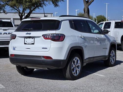 Bright White Clearcoat 2026 Jeep Compass Latitude