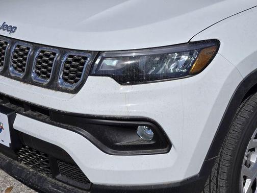 Bright White Clearcoat 2026 Jeep Compass Latitude