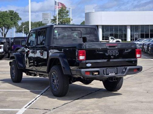 Black Clearcoat 2026 Jeep Gladiator 85th Anniversary Edition