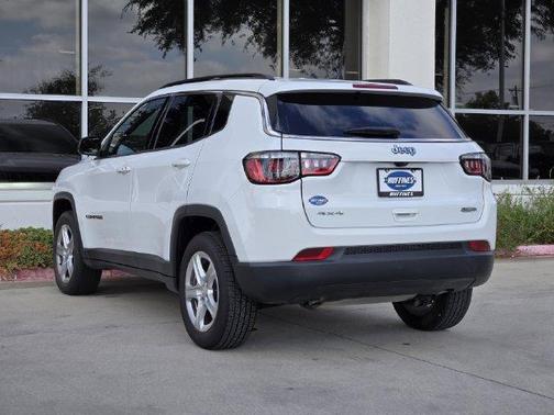 Bright White Clearcoat 2023 Jeep Compass Latitude
