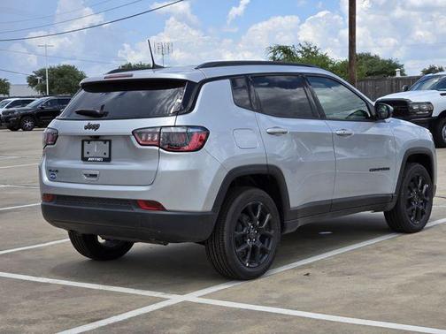 Silver Zynith 2026 Jeep Compass Latitude