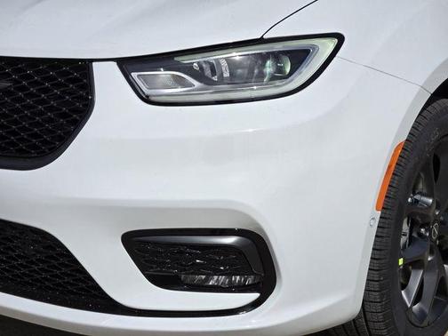 Bright White Clearcoat 2026 Chrysler Pacifica Limited