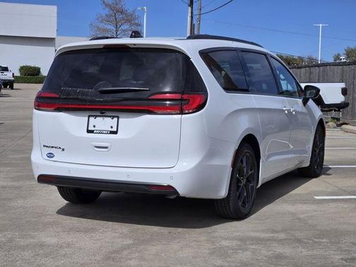 Bright White Clearcoat 2026 Chrysler Pacifica Limited