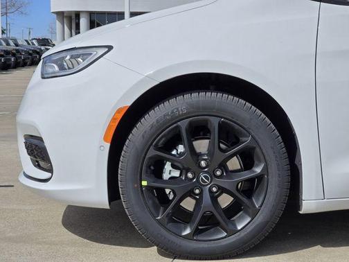 Bright White Clearcoat 2026 Chrysler Pacifica Limited