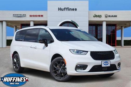 Bright White Clearcoat 2026 Chrysler Pacifica Select