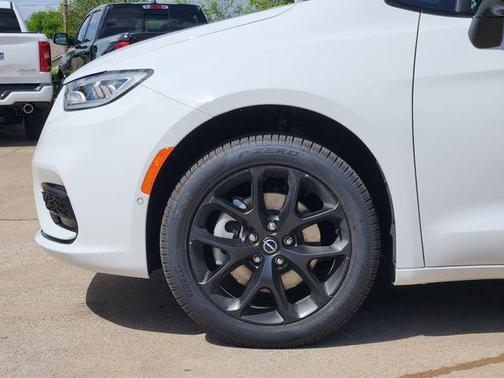 Bright White Clearcoat 2026 Chrysler Pacifica Select