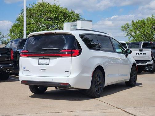 Bright White Clearcoat 2026 Chrysler Pacifica Select