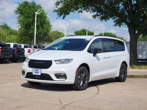 Bright White Clearcoat 2026 Chrysler Pacifica Select