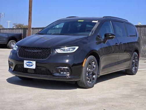 Diamond Black 2026 Chrysler Pacifica Select