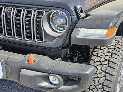 Black Clearcoat 2026 Jeep Gladiator Mojave