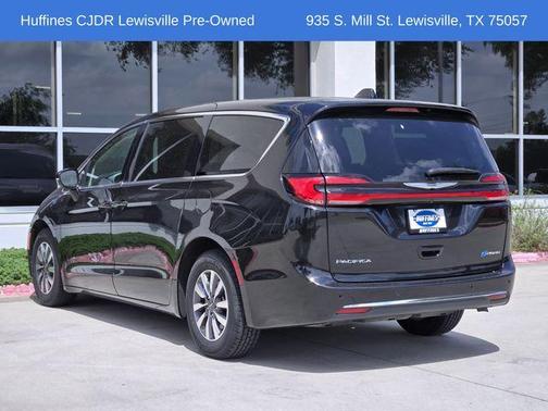 Brilliant Black Crystal Pearlcoat 2023 Chrysler Pacifica Hybrid Touring L