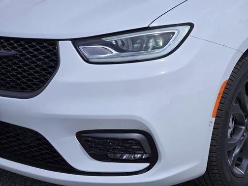 Bright White Clearcoat 2026 Chrysler Pacifica Select