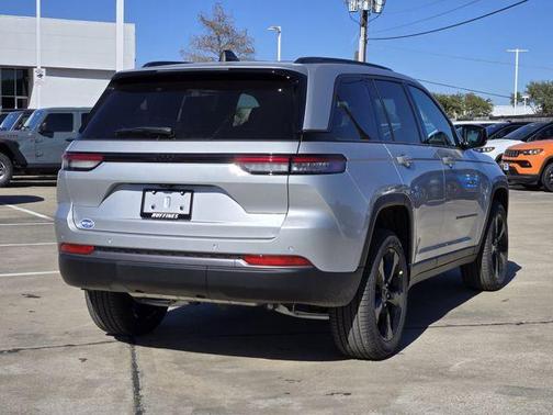 Silver Zynith 2026 Jeep Grand Cherokee Limited