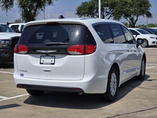 2026 Chrysler Voyager LX