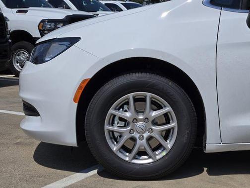 2026 Chrysler Voyager LX