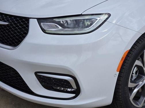 Bright White Clearcoat 2026 Chrysler Pacifica Pinnacle