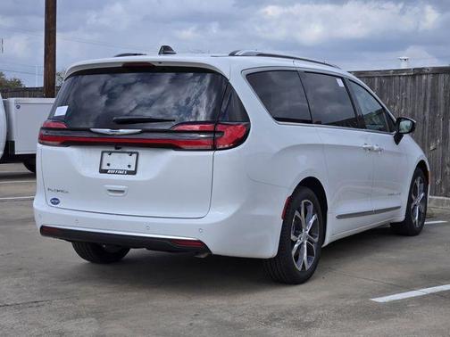 Bright White Clearcoat 2026 Chrysler Pacifica Pinnacle