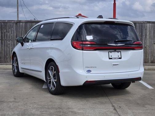 Bright White Clearcoat 2026 Chrysler Pacifica Pinnacle