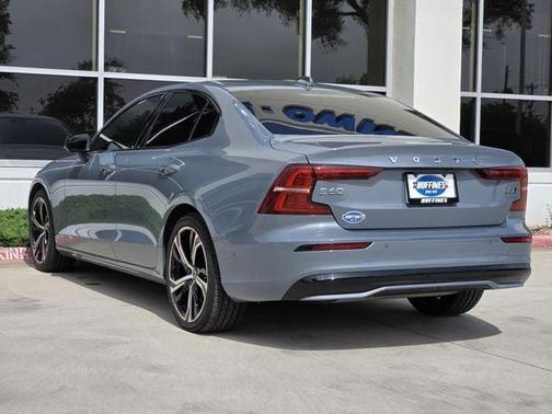 2024 Volvo S60 B5 Plus Dark Theme