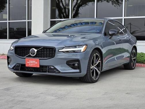 2024 Volvo S60 B5 Plus Dark Theme