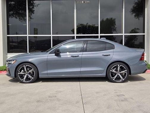 2024 Volvo S60 B5 Plus Dark Theme