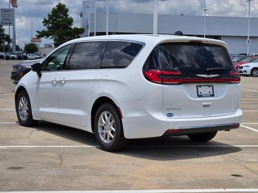 Bright White Clearcoat 2026 Chrysler Pacifica Select