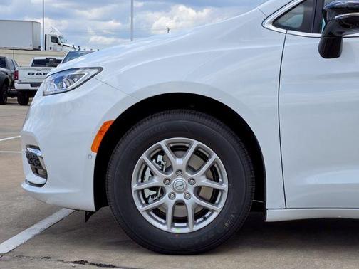 Bright White Clearcoat 2026 Chrysler Pacifica Select