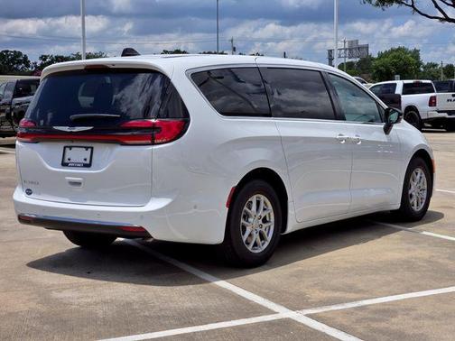 Bright White Clearcoat 2026 Chrysler Pacifica Select