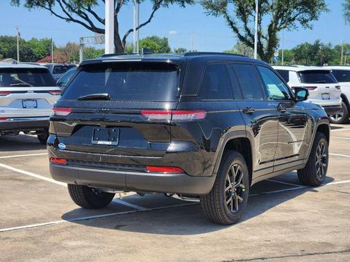 2025 Jeep Grand Cherokee Laredo
