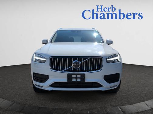 2022 Volvo XC90 Momentum