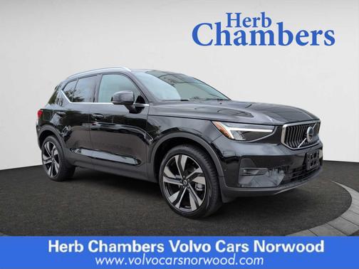 2024 Volvo XC40 Plus Bright Theme