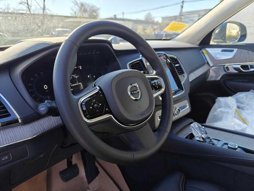 2024 Volvo XC90 B6 Ultimate Bright 6-Seater