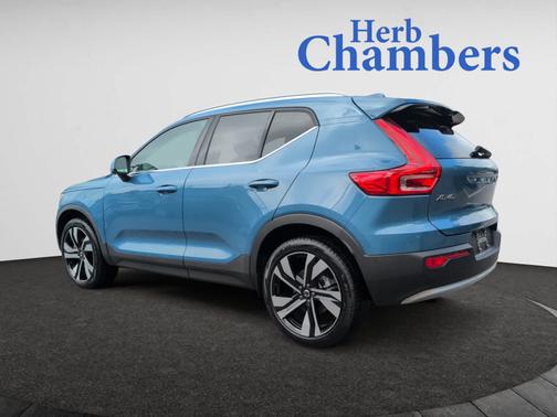 2024 Volvo XC40 Ultimate Bright Theme