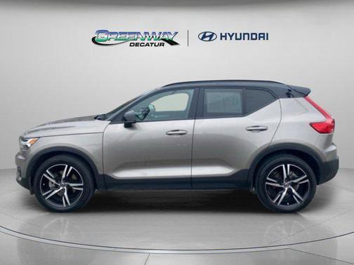 Pebble Grey Metallic 2022 Volvo XC40 T4 R-Design