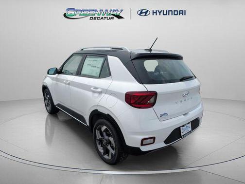 Lunar White w/Black Roof 2026 Hyundai VENUE SEL w/Two-Tone Roof