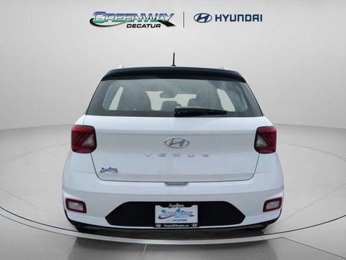 Lunar White w/Black Roof 2026 Hyundai VENUE SEL w/Two-Tone Roof