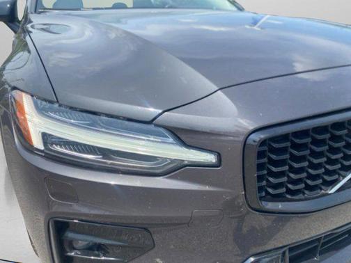 2024 Volvo S60 B5 Plus Dark Theme