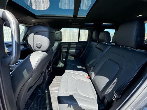 2025 Land Rover Defender P500 X-Dynamic SE