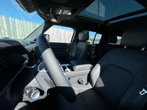 2025 Land Rover Defender P400 X-Dynamic SE