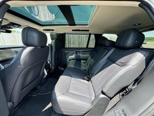 2025 Land Rover Range Rover P530 SE 7 Seat